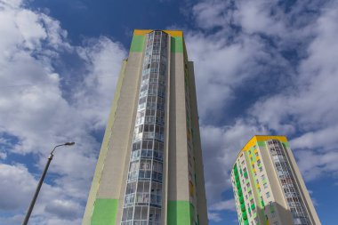 Apartman. Multistoried modern ve şık yaşam blok daireler. Gerçek arazi. Yeni ev. Emlak.