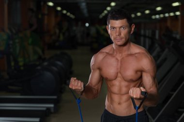 Atletik erkek eğitim Fitness kulübünde, önden görünüm