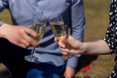 Çift, erkek ve kadın, elinde şampanya açık, her biri köpüklü şarap içmek