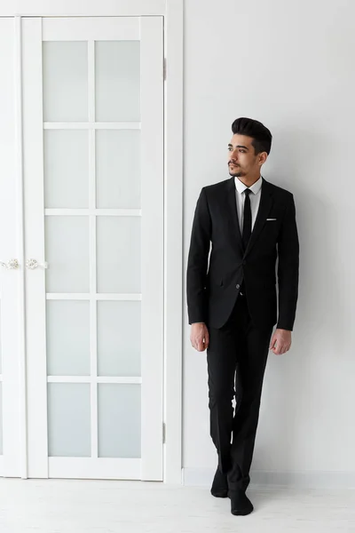 Hombre de negocios de confianza en traje negro de pie de cuerpo entero — Foto de Stock