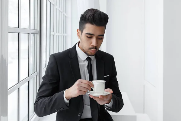 Νεαρός επιχειρηματίας στη συνεδρίαση και το ποτό σας ζεστό καφέ μαύρο κοστούμι — Φωτογραφία Αρχείου