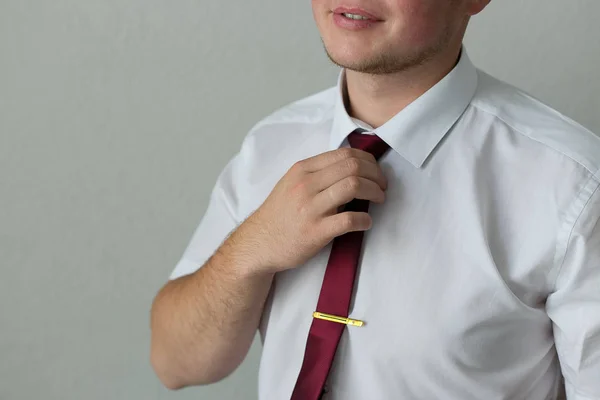 Businessman in a shirt straightens his red tie — Stock Photo, Image