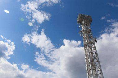 Telekomünikasyon kulenin gökyüzüne karşı düşük açılı görünüş
