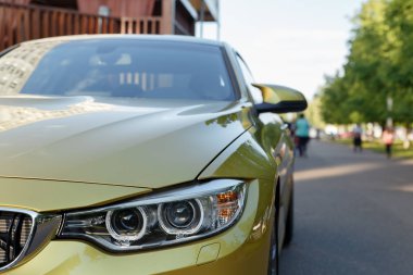 modern prestijli altın araba Far yakın çekim