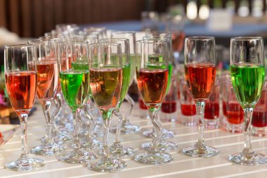 çok fazla açık büfe masada renkli içecekler