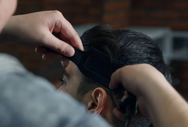 Людина в костюмі отримує зачіску в перукарні — стокове фото