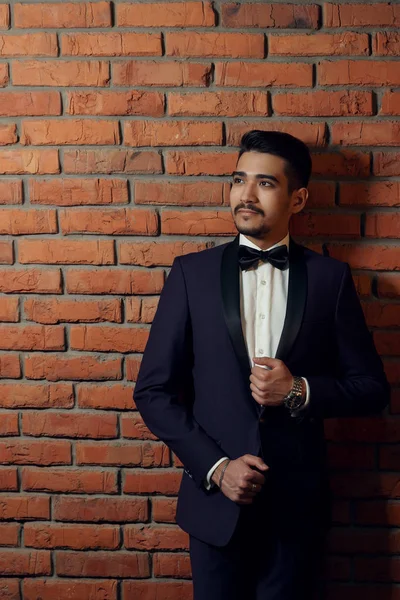 Retrato de joven hermoso hombre de moda sobre fondo de madera . — Foto de Stock