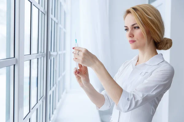 Jeunes femmes médecin avec seringue. Médecine et soins de santé concept . — Photo