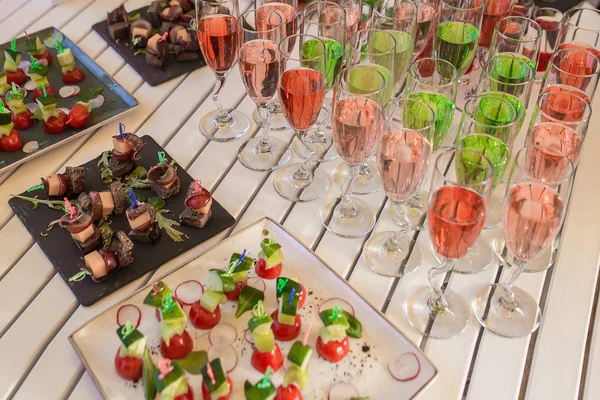 Servicios de catering fondo con aperitivos y bebidas de colores en la mesa —  Fotos de Stock