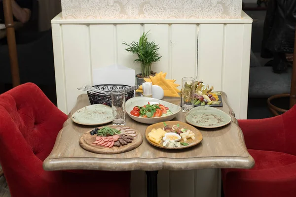 Mesa con comida en cafetería o restaurante — Foto de Stock