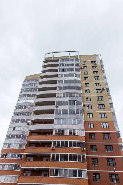 Edifício de apartamentos moderno e novo. Multistoriado, moderno, novo e elegante bloco de apartamentos. Imobiliário. Uma casa nova. Bloco de apartamentos recém-construído — Fotografia de Stock