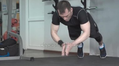 Fitness adam alkışlayan şınav yoğun eğitim spor salonunda egzersiz.