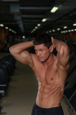 Atletik adamla tabaklanmış kas vücut, önden görünüm