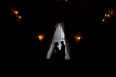 Mutlu lüks gelin ve damat pencerede zengin ışık odada