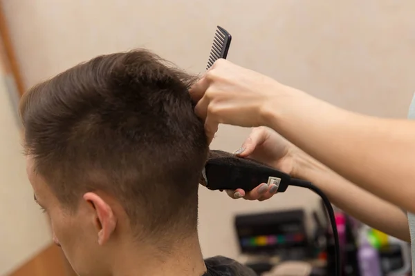 Profesjonalny fryzjer co człowiek stylowe fryzury — Zdjęcie stockowe