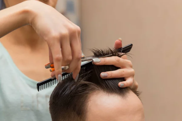 Zbliżenie na ręce młodych Fryzjer Dokonywanie fryzura do atrakcyjnego mężczyzny w fryzjera — Zdjęcie stockowe