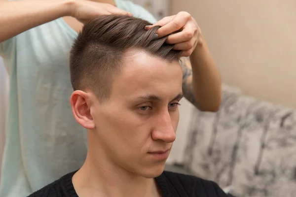 Ręce młodych Fryzjer Dokonywanie fryzura do atrakcyjnego mężczyzny w fryzjera — Zdjęcie stockowe