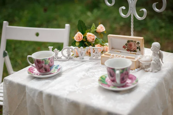 Decoración de la boda. Primer plano de la hermosa mesa para una cita romántica en el bosque . — Foto de Stock