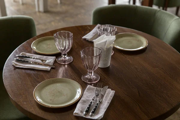 Interior del restaurante. Ponga la mesa en el restaurante — Foto de Stock