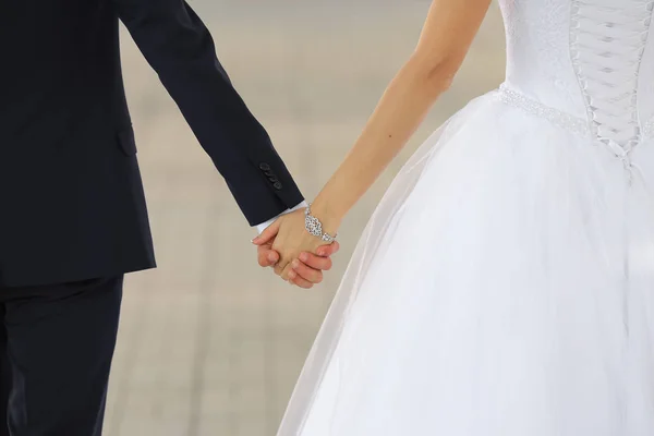 Γαμήλιο ζεύγος, κρατώντας τα χέρια σε κοντινό πλάνο — Φωτογραφία Αρχείου