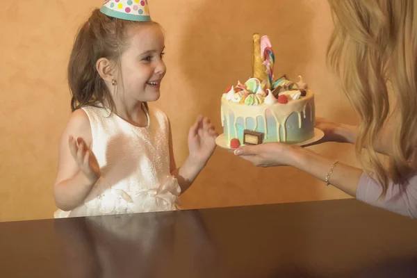 Fiesta de cumpleaños de los niños. Tarta de cumpleaños para una niña. celebración familiar —  Fotos de Stock