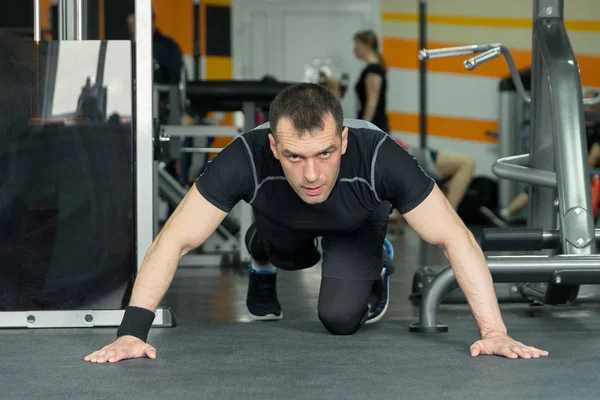 Homem de fitness fazendo flexões exercício intenso treinamento em ginásio . — Fotografia de Stock