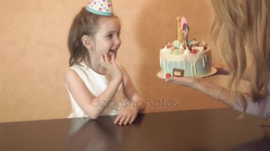 çocuk doğum günü partisi. doğum günü pastası küçük doğum günü kızı için. aile kutlama