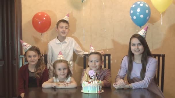 Niños celebrando cumpleaños en casa. el cumpleañero y sus amigos riendo y divirtiéndose . — Vídeos de Stock