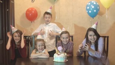 Bir grup çocukla tatil kapaklar bir çocuk partisi. Çocuk üzerinde bir aile tatili birlikte eğlenin. Ağır çekim