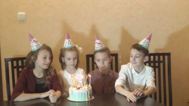 Kinder in festlichen Hüten spielen und haben Spaß bei einem Kinderfest. — Stockvideo