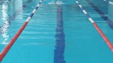 genç kadın gözlük ve kap mavi su kapalı yarış havuzda kurbağalama kontur stili