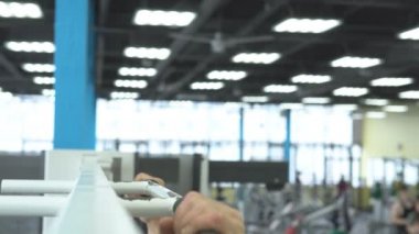 Çubuğunda çekerek. Atlet spor gücü eğitim üzerinde