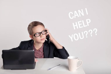 Sevimli küçük çocuk ile telefonda konuşurken bir takım elbise