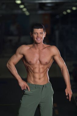 Kas tabaklanmış vücut ile güçlü vücut geliştirmeci