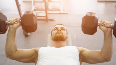vücut geliştirmeci bench halter salonunda kullanarak basın yok. Spor salonunda egzersiz kas adam