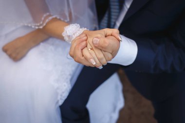 Gelin ve damat nikah yüzüğü ile resmi