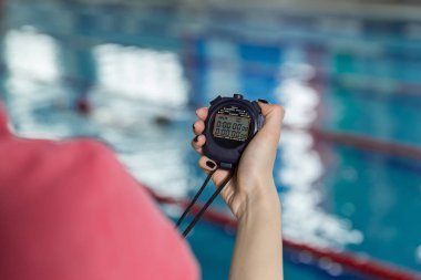 Kronometre havuz eğlence merkezinde tutarak Yüzme antrenörü.
