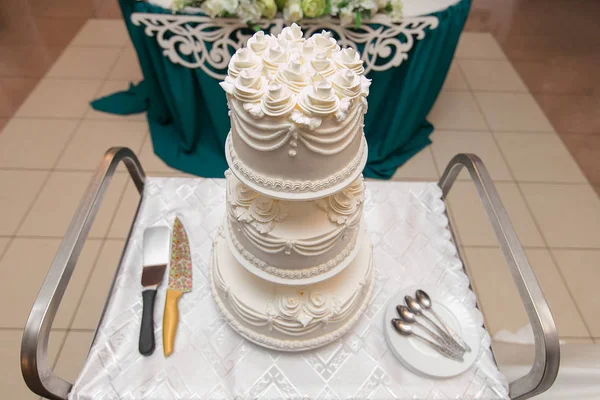 Tarta de boda blanca en banquete de boda —  Fotos de Stock