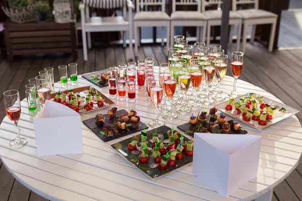 Servicios de catering fondo con aperitivos y bebidas de colores en la mesa —  Fotos de Stock