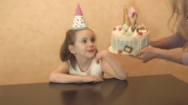çocuk doğum günü partisi. doğum günü pastası küçük doğum günü kızı için. aile kutlama