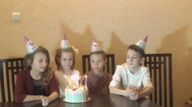 küçük doğum günü kızı ve arkadaşlarıyla tatil tablo için. çocuk doğum günü pastası mumlar dışarı darbe. çocuk doğum günü partisi