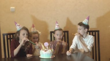 çocuk doğum günü partisinde iyi eğlenceler. doğum günü pastası küçük doğum günü kızı için. aile kutlama.