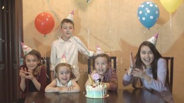 Çocuklar evde doğum günü kutluyor. doğum günü çocuğu ve arkadaşları gülen ve having fun. bir aile partisi, doğum günü pastası. ağır çekim