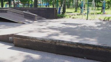 genç adam yapmak bir hüner onun kaykay ile paten parkta. Yaşam tarzı, hipster kavramı