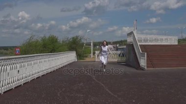 Atlama ve having fun yaz parkta çekici genç kız.