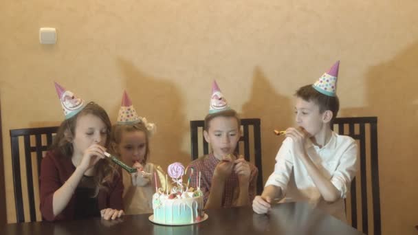 Niños se divierten en la fiesta de cumpleaños. Tarta de cumpleaños para una niña. celebración familiar . — Vídeos de Stock