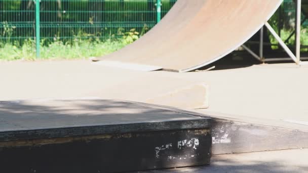 Ung man utföra ett trick med sin skateboard i skatepark. Sport, aktiva liv koncept — Stockvideo