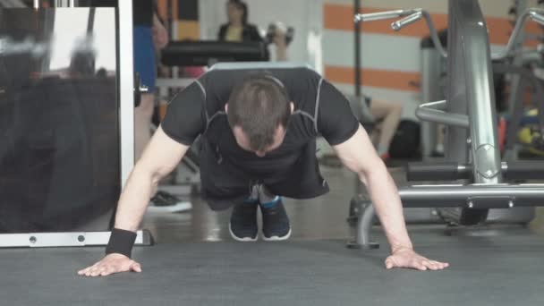 Fitness man doen push-ups oefening intensieve training in de sportschool. — Stockvideo