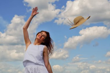 Kadının kafasını şapka Rüzgar esiyor