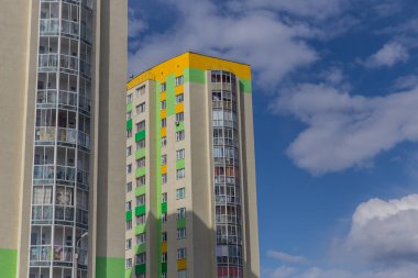 Apartman. Multistoried modern ve şık yaşam blok daireler. Gerçek arazi. Yeni ev. Emlak.